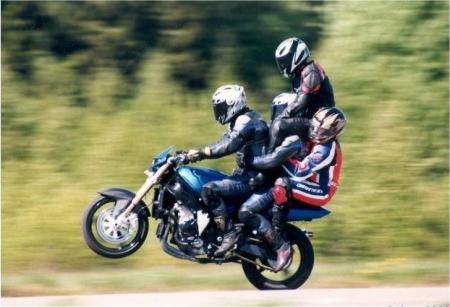 a 4 sur une moto